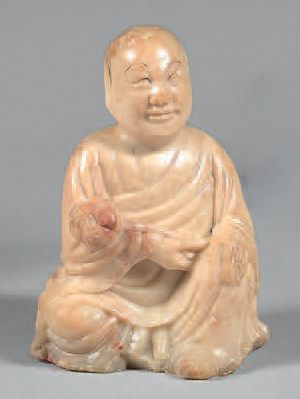 CHINE - Vers 1900 Statuette en stéatite sculptée de Luohan assis, le genou gauche...