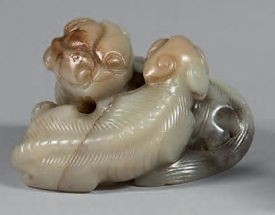 CHINE - Vers 1900 Groupe en néphrite céladon rouille sculpté, une chimère léchant...