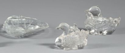 CHINE - Vers 1900 Couple de canards mandarins assis en cristal de roche, l'un tenant...