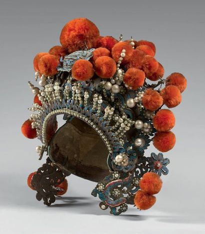 CHINE - XIXe siècle Coiffe d'opéra en métal et tissu à décor incisé de plumes de...