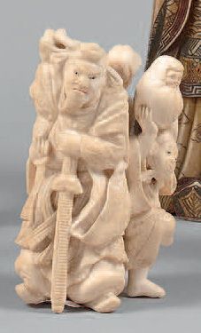 JAPON - Epoque MEIJI (1868-1912) Okimono en ivoire dans le style des netsuke, trois...