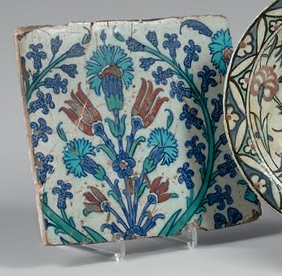 null Carreau au bouquet d'oeillets et de tulipes, Turquie ottomane, Iznik, fin du...