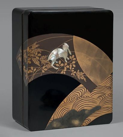 JAPON - Début du XXe siècle Tebako en laque noire à décor en hira maki-e de laque...