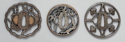 JAPON - XXe siècle Quatre tsuba en fer dépatiné à décor ajouré de feuilles d'aoï,...