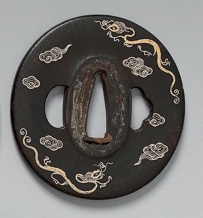 JAPON - Époque EDO (1603-1868) Maru gata en fer à décor en incrustation de cuivre...