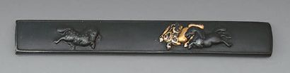 JAPON - Époque EDO (1603-1868) Kozuka en shibuishi à décor en relief et incrustation...