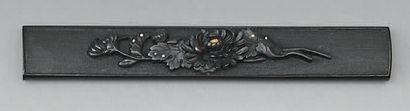 JAPON - Époque EDO (1603-1868) Kozuka en shakudo à décor de pivoine en relief, les...