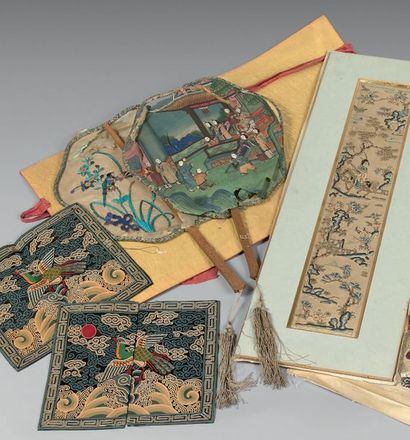 CHINE, Canton - XIXe siècle Éventail à décor de personnages et oiseaux avec plumes...