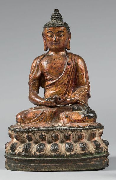 CHINE - Epoque MING (1368-1644) Statuette de bouddha en bronze laqué or, assis en...