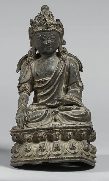 CHINE - Epoque MING (1368-1644) Statuette en bronze à patine brune de bouddha assis...