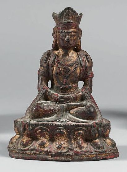 TIBET - Époque Ming (1368-1644) Statuette d'Amitayus en bronze laqué rouge et or...