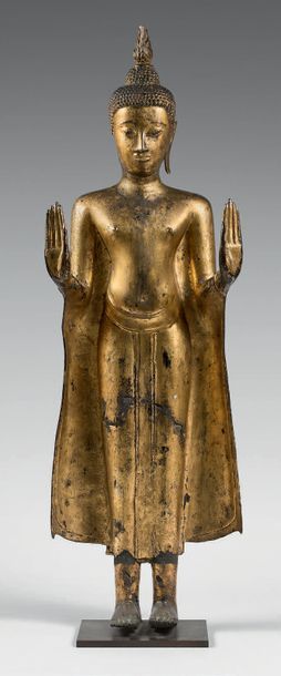 THAÏLANDE, Ayutthaya - XVIIIe siècle Statuette de bouddha en bronze laqué or, debout,...
