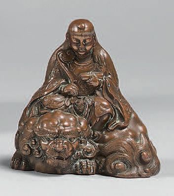 CHINE - XVIIIe siècle Poids en bronze en forme de Monju assis sur la chimère, tenant...