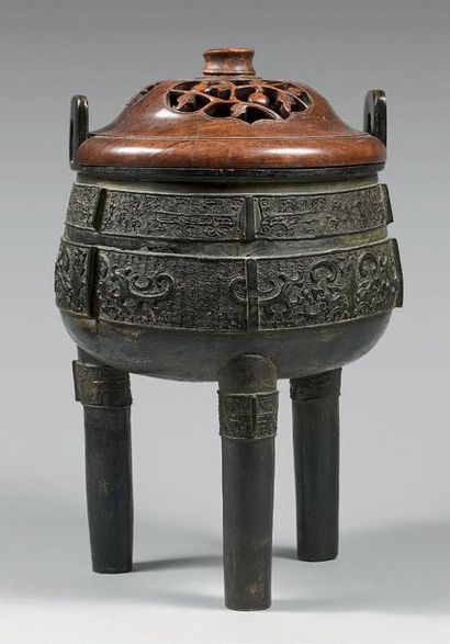 CHINE - XIXe siècle Brûle-parfum tripode de forme ding en bronze à décor en léger...