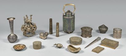 CAMBODGE - XIXe siècle Ensemble comprenant sept boîtes en métal et métal argenté...