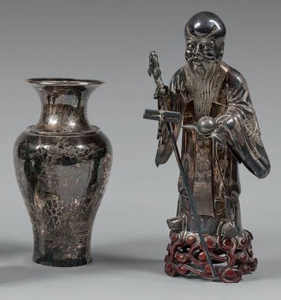CHINE - Vers 1900 Statuette de Shoulao en argent, debout tenant sa canne et une pêche...