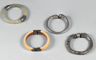 CHINE et Japon - XXe siècle Ensemble comprenant quatre bracelets à motifs de papillons,...