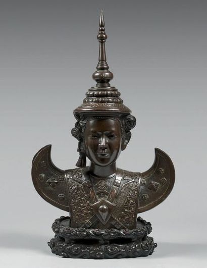 INDOCHINE - XXe siècle Buste de jeune femme en bronze incrusté de cuivre et argent,...