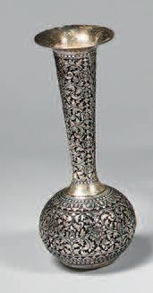 CAMBODGE - Début du XXe siècle Vase en argent repoussé à décor de fleurs de lotus...