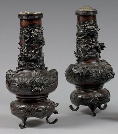 JAPON - Epoque MEIJI (1868-1912) Paire de vases à panse basse en bronze à patine...