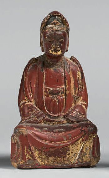 CHINE - Epoque MING (1368-1644) Statuette de Guanyin en bois laqué rouge et or assis...