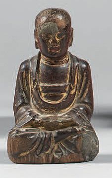 CHINE - Epoque MING (1368-1644) Statuette de moine assis en bois à trace de laque...