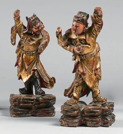 CHINE - XVIIIe/XIXe siècle Deux statuettes en bois laqué rouge et or, de gardiens...