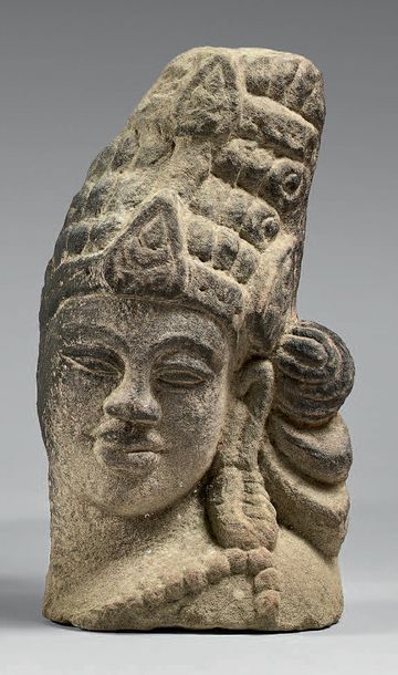 INDONÉSIE - XVe/XVIe siècle Fragment en grès, tête de boddhisattva, les cheveux relevés...