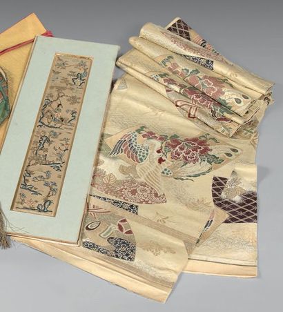 JAPON Obi en soie, à décor de tonneaux, swastika, grues et objets de bon augure dans...