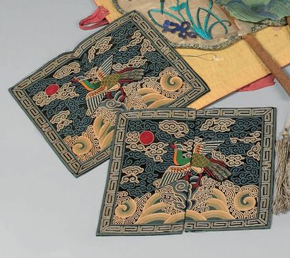 CHINE - XIXe siècle Ensemble de deux carrés de mandarin pectoraux à décor brodé d'oiseau...