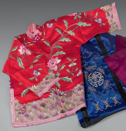 CHINE - Vers 1900 Ensemble de deux vêtements:
- Veste en soie rouge, bordée aux fils...
