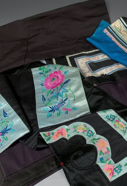 CHINE - Vers 1900 Robe ouvrant par le milieu en soie noire, à décor damassé de médaillons...