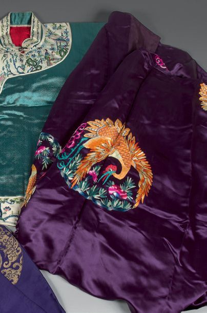 CHINE - Vers 1900 Robe en soie violette à décor brodé aux fils polychrome de grues...