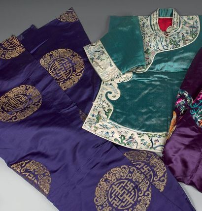 CHINE - Vers 1900 Robe en soie violette à décor tissé aux fils dorés de médaillons...