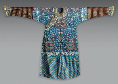 CHINE - XXe siècle Jupe (mamianqun) en soie bleu foncée damassée de médaillons de...