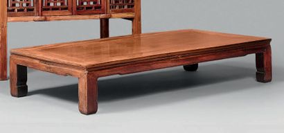 CHINE - XVIIIe/XIXe siècle Table basse en huali, le plateau souligné d'une incision.
Hauteur:...