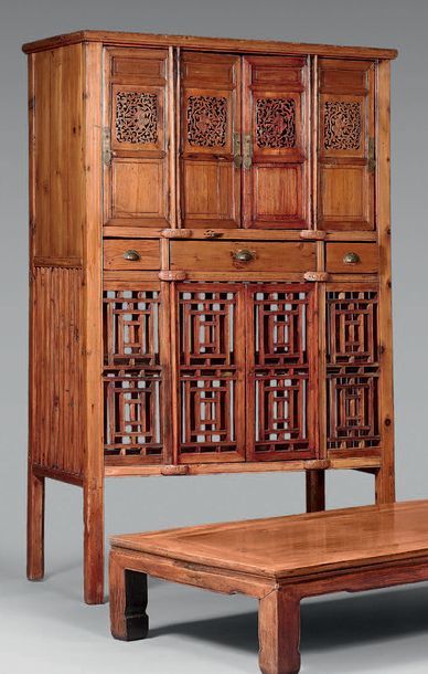 CHINE - Vers 1900 Cabinet à deux corps en bois sculpté surmonté d'une corniche en...