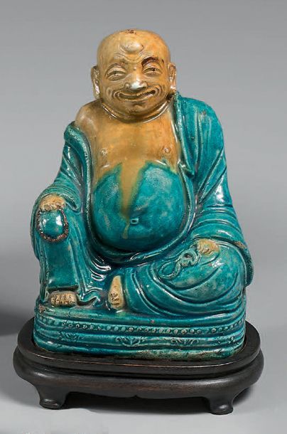 CHINE - Epoque MING (1368-1644) Statuette de Budai en grès émaillé turquoise et beige,...