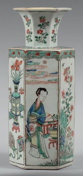 CHINE - Époque KANGXI (1662-1722) Vase de forme hexagonale en porcelaine émaillée...