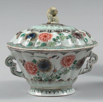 CHINE - Époque KANGXI (1662-1722) Terrine couverte en porcelaine émaillée polychrome...