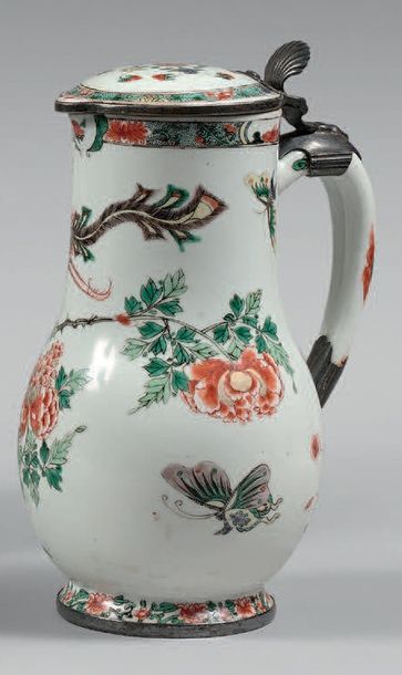 CHINE - Époque KANGXI (1662-1722) Verseuse couverte en porcelaine émaillée polychrome...