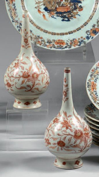 CHINE - Époque KANGXI (1662-1722) Paire d'aspersoirs en porcelaine à décor en rouge...