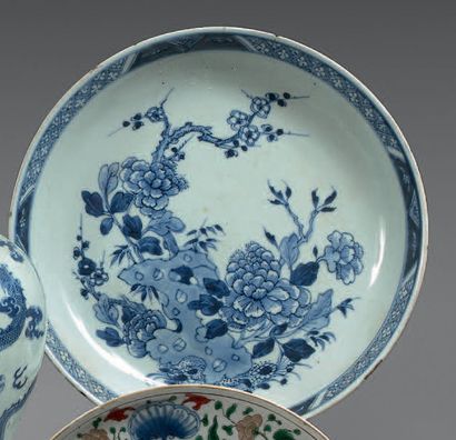 CHINE - Époque KANGXI (1662-1722) Coupe en porcelaine à décor en bleu sous couverte...