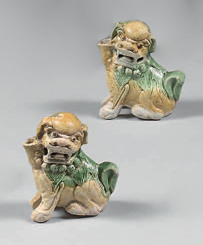 CHINE - Époque KANGXI (1662-1722) Couple de lions bouddhiques assis formant verseuses...