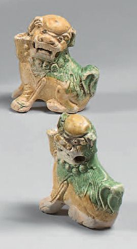 CHINE - Époque KANGXI (1662-1722) Couple de lions bouddhiques formant verseuses en...