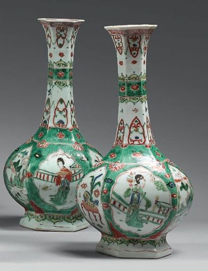 CHINE - Époque KANGXI (1662-1722) Paire de vases hexagonaux à col ouvert en porcelaine...