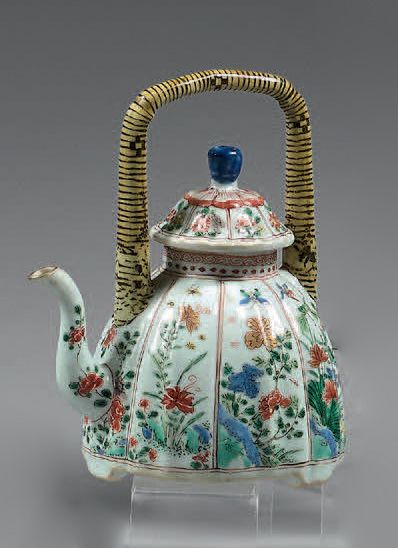 CHINE - Époque KANGXI (1662-1722) Verseuse côtelée en porcelaine à décor en émaux...