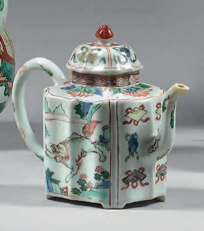 CHINE - Époque KANGXI (1662-1722) Verseuse polylobée en porcelaine à décor en émaux...