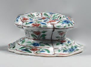 CHINE - Époque KANGXI (1662-1722) Salière polylobée en porcelaine émaillé en rouge...