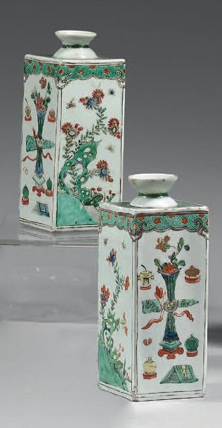 CHINE - Époque KANGXI (1662-1722) Paire de flacons rectangulaires à décor émaillé...